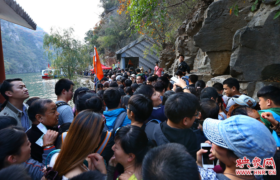 由于景區沒有良好的疏導和管理,讓游玩的游客被混亂的狀態破壞了好心情 由于景區沒有良好的疏導和管理,讓游玩的游客被混亂的狀態破壞了好心情