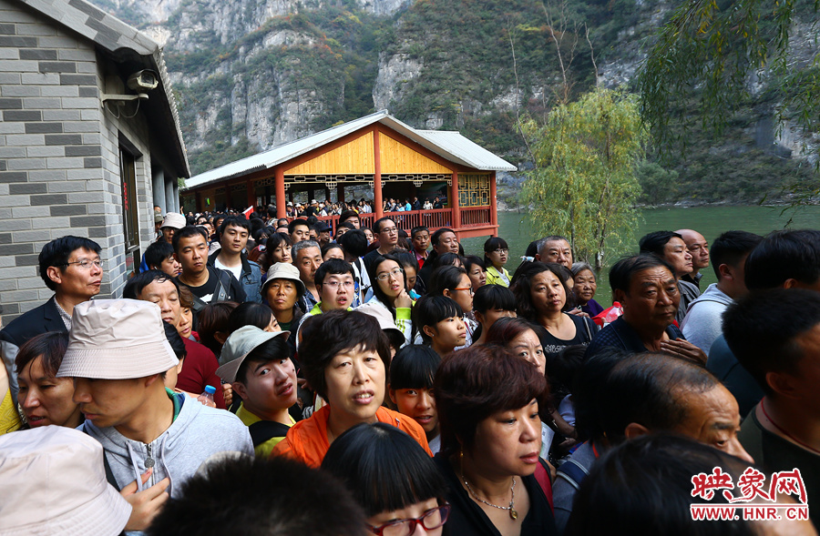 等待上船的碼頭上,游人擁擠不動 等待上船的碼頭上,游人擁擠不動