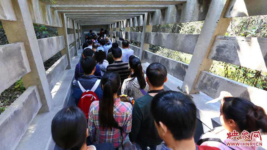 僅有一米左右的通道內擠滿了等待上船的游客 僅有一米左右的通道內擠滿了等待上船的游客