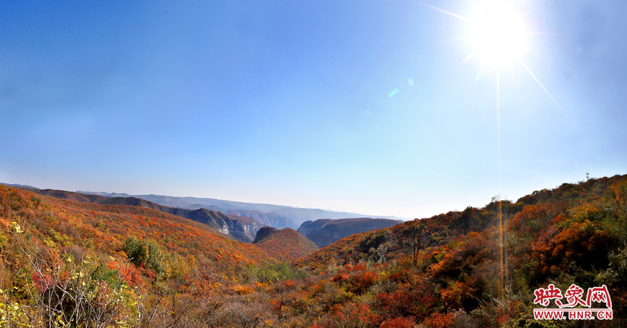 山頂遠眺,紅葉已經綻放出絢麗的色彩 山頂遠眺,紅葉已經綻放出絢麗的色彩
