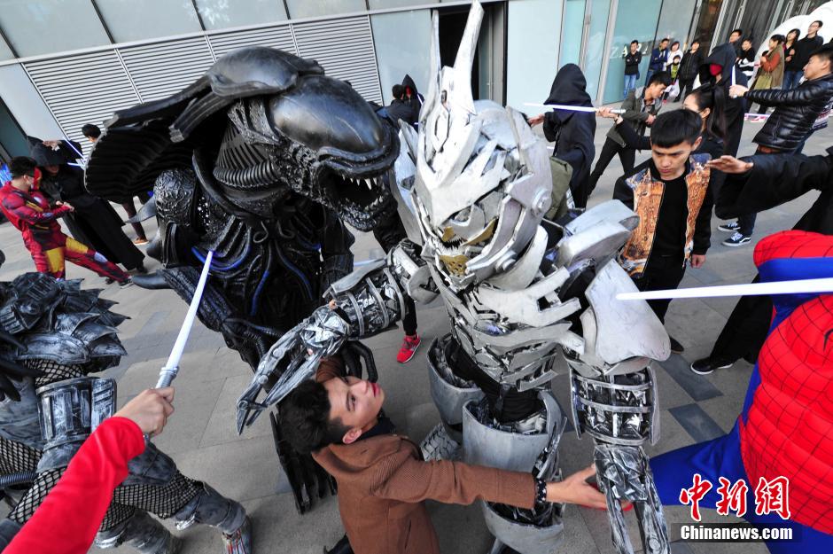 “復(fù)仇者聯(lián)盟”與人類共戰(zhàn)“異形”霧霾軍團(tuán) “復(fù)仇者聯(lián)盟”與人類共戰(zhàn)“異形”霧霾軍團(tuán)