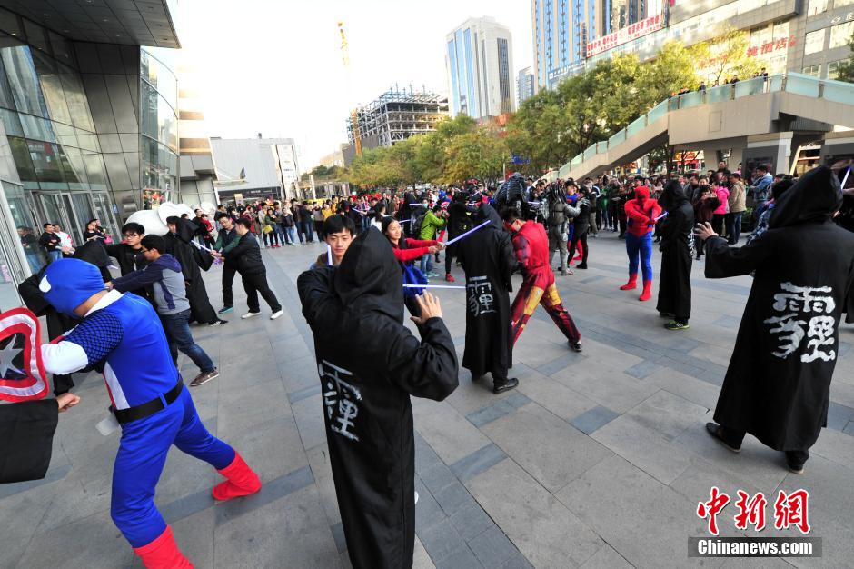 “復(fù)仇者聯(lián)盟”與人類共戰(zhàn)“異形”霧霾軍團(tuán) “復(fù)仇者聯(lián)盟”與人類共戰(zhàn)“異形”霧霾軍團(tuán)