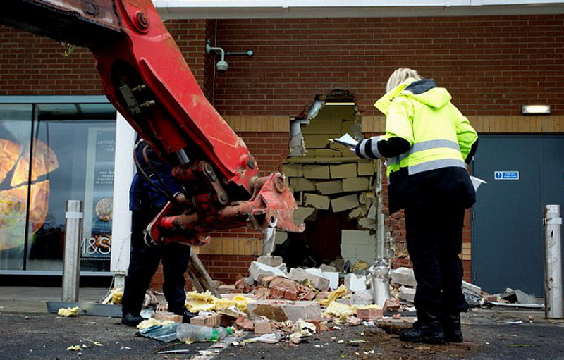 劫匪用偷來的挖掘機砸穿伍斯特郡莫爾文Marks &Spencer連鎖店的圍墻 劫匪用偷來的挖掘機砸穿伍斯特郡莫爾文Marks &Spencer連鎖店的圍墻