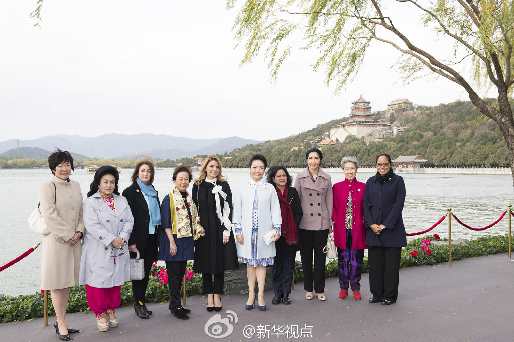 彭麗媛11日邀請來華出席2014年APEC領導人非正式會議的部分經濟體領導人或代表的夫人參觀世界文化 彭麗媛11日邀請來華出席2014年APEC領導人非正式會議的部分經濟體領導人或代表的夫人參觀世界文化