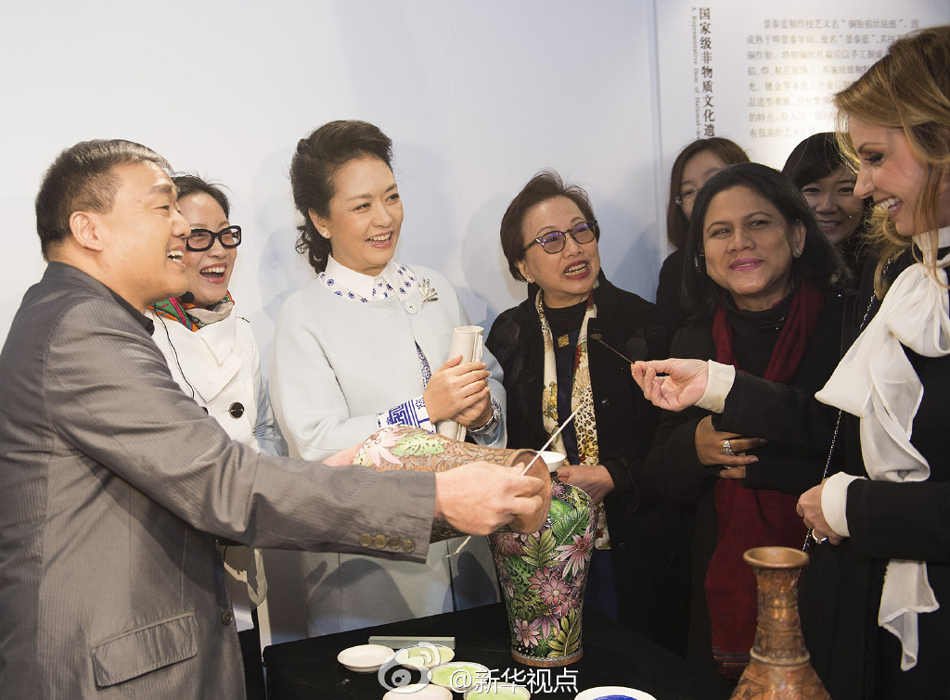 彭麗媛11日邀請來華出席2014年APEC領導人非正式會議的部分經濟體領導人或代表的夫人參觀世界文化 彭麗媛11日邀請來華出席2014年APEC領導人非正式會議的部分經濟體領導人或代表的夫人參觀世界文化