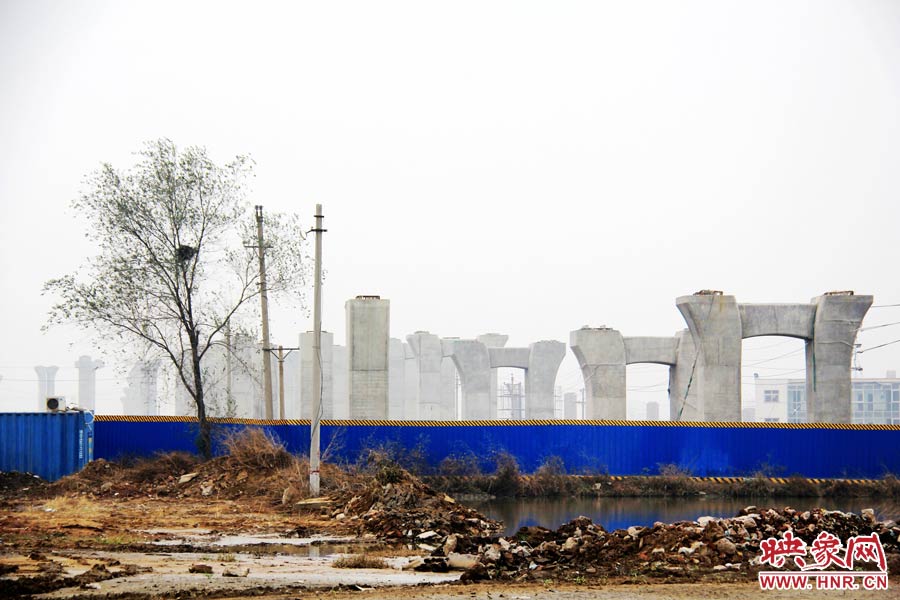 “孤獨”的橋墩 “孤獨”的橋墩