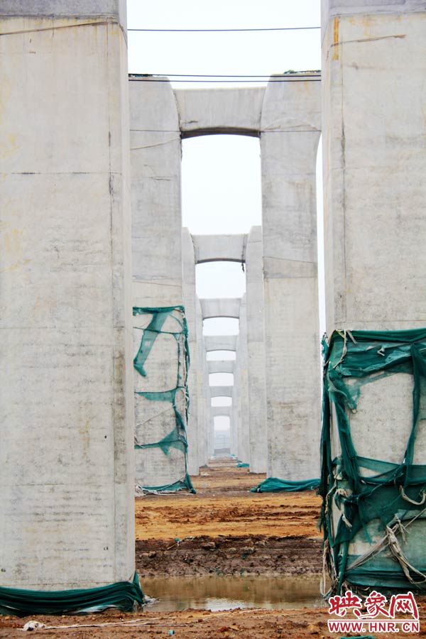 目前附近居民認(rèn)為“照目前的施工狀況看,年底主體完工已不太可能”。 目前附近居民認(rèn)為“照目前的施工狀況看,年底主體完工已不太可能”。