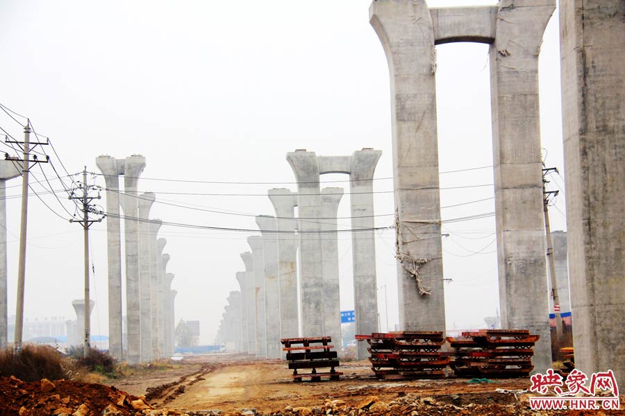 南北方向已架起數(shù)百根橋墩,一眼望不到邊際。 南北方向已架起數(shù)百根橋墩,一眼望不到邊際。