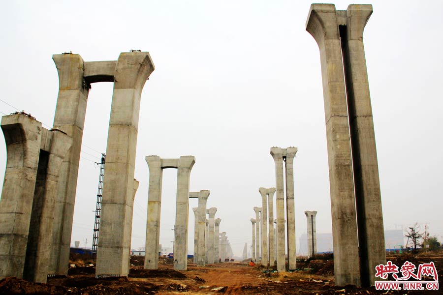 橋墩聳立,一片荒涼。 橋墩聳立,一片荒涼。