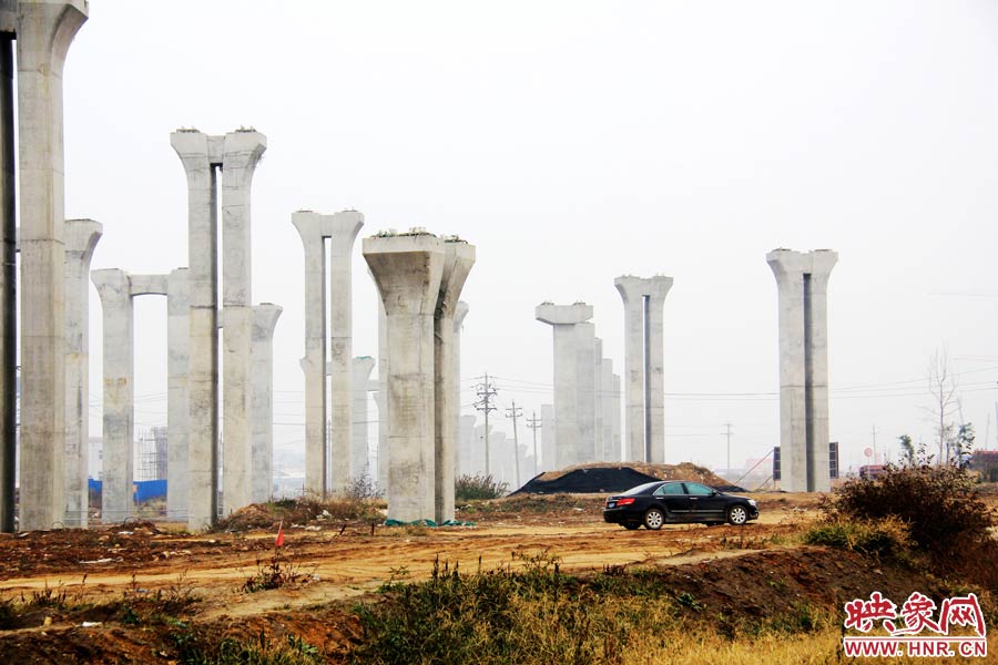 施工項目部偶爾會有車輛來往。 施工項目部偶爾會有車輛來往。