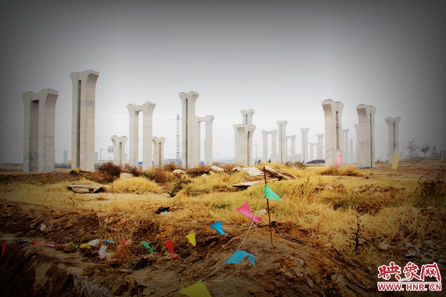 由于項目已經(jīng)停工數(shù)月,施工工地上很難見到工人,設(shè)備也很少,雜草叢生,顯得非常荒涼。 由于項目已經(jīng)停工數(shù)月,施工工地上很難見到工人,設(shè)備也很少,雜草叢生,顯得非常荒涼。