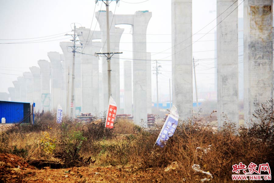 整個京廣快速路南段工程共分為六個工區(qū),柴鍋轉(zhuǎn)盤處是京廣快速路南段三工區(qū)的施工區(qū)域。 整個京廣快速路南段工程共分為六個工區(qū),柴鍋轉(zhuǎn)盤處是京廣快速路南段三工區(qū)的施工區(qū)域。