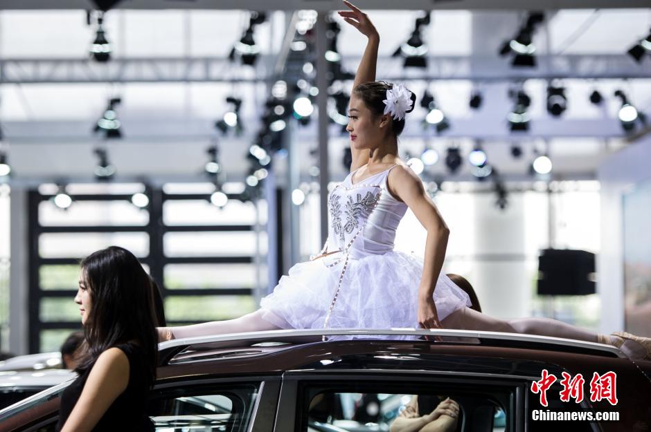 舞者上演車頂芭蕾 舞者上演車頂芭蕾