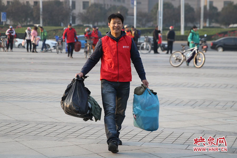 映象網記者搬運愛心衣物 映象網記者搬運愛心衣物