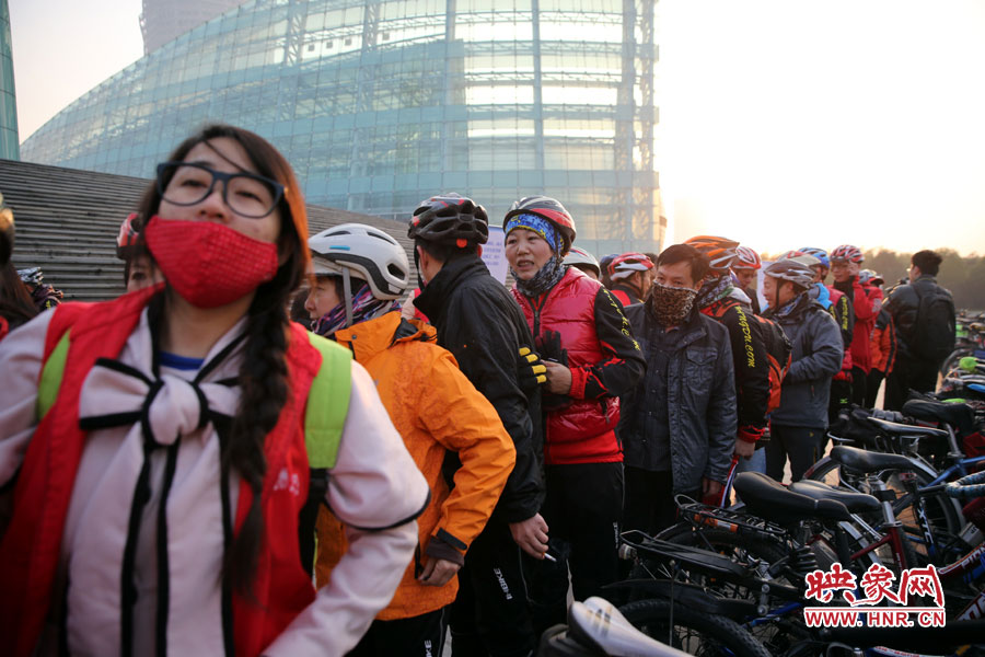 網友排隊領取映象網臂貼和旅游護照 網友排隊領取映象網臂貼和旅游護照