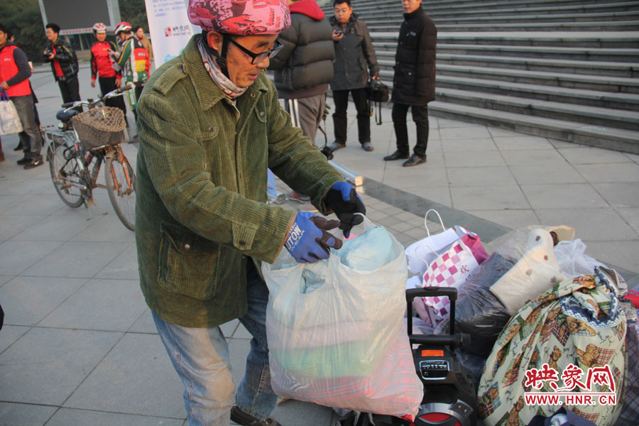 高齡騎友“時尚老漢”也騎行帶來其捐贈的衣物 高齡騎友“時尚老漢”也騎行帶來其捐贈的衣物
