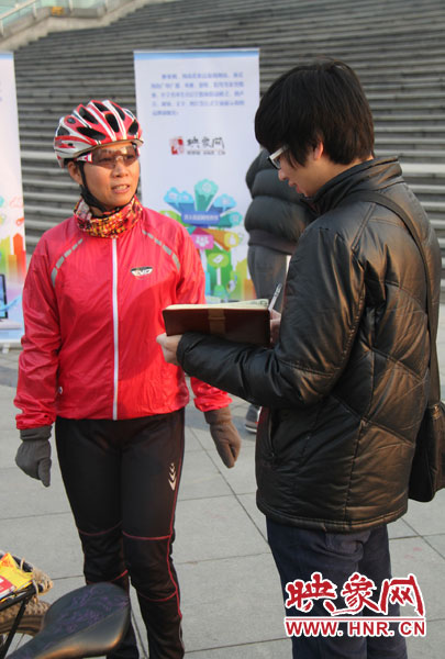 映象社區騎行版塊網友柳浪聞鶯向記者介紹騎友情況 映象社區騎行版塊網友柳浪聞鶯向記者介紹騎友情況