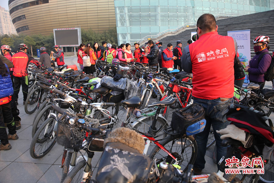 參加活動的車友太多,忙壞攝影師 參加活動的車友太多,忙壞攝影師