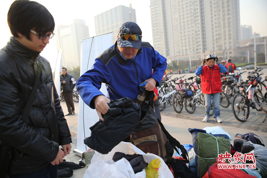 獻愛心捐贈衣物 獻愛心捐贈衣物
