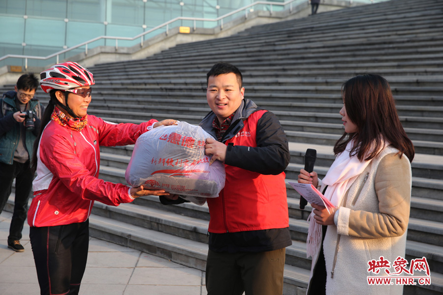 映象網社區負責人趙旭東(中)代表山里的孩子接受捐贈 映象網社區負責人趙旭東(中)代表山里的孩子接受捐贈