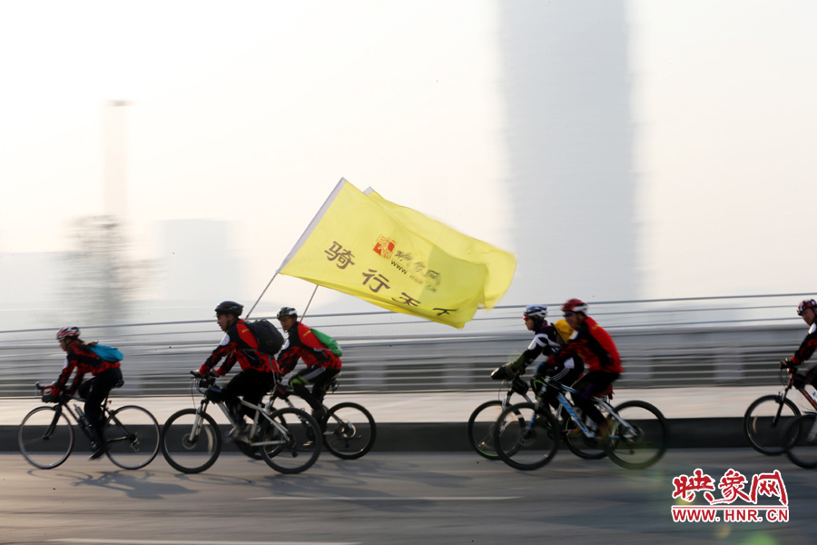 獻愛心、騎行天下,映象網騎行車友樂翻天 獻愛心、騎行天下,映象網騎行車友樂翻天