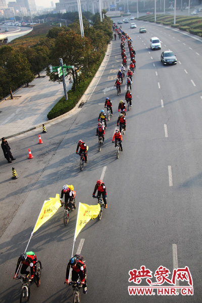 愛心騎行隊伍秩序井然 愛心騎行隊伍秩序井然