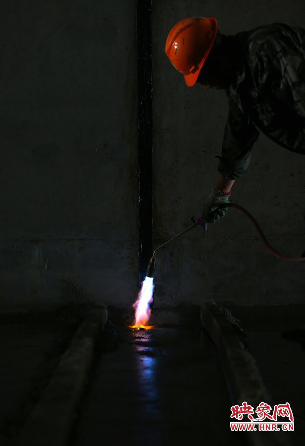 工人師傅用噴槍烘干地面,便于做防水處理 工人師傅用噴槍烘干地面,便于做防水處理