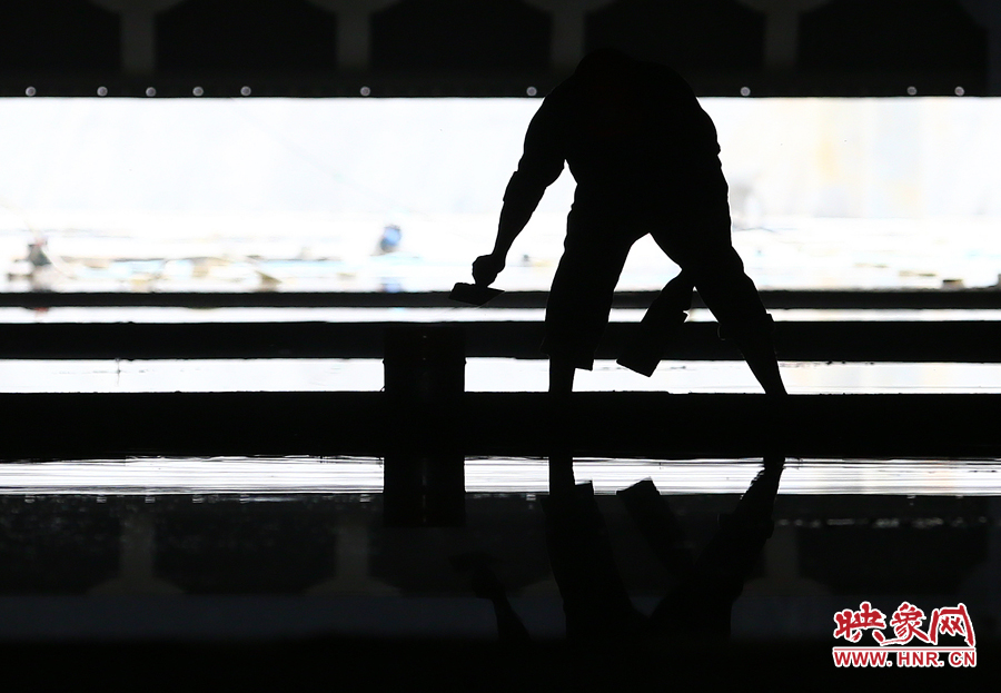 工人師傅在做防水處理 工人師傅在做防水處理