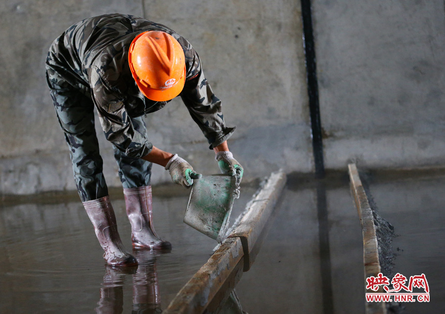 工人師傅在做最后的防水處理 工人師傅在做最后的防水處理