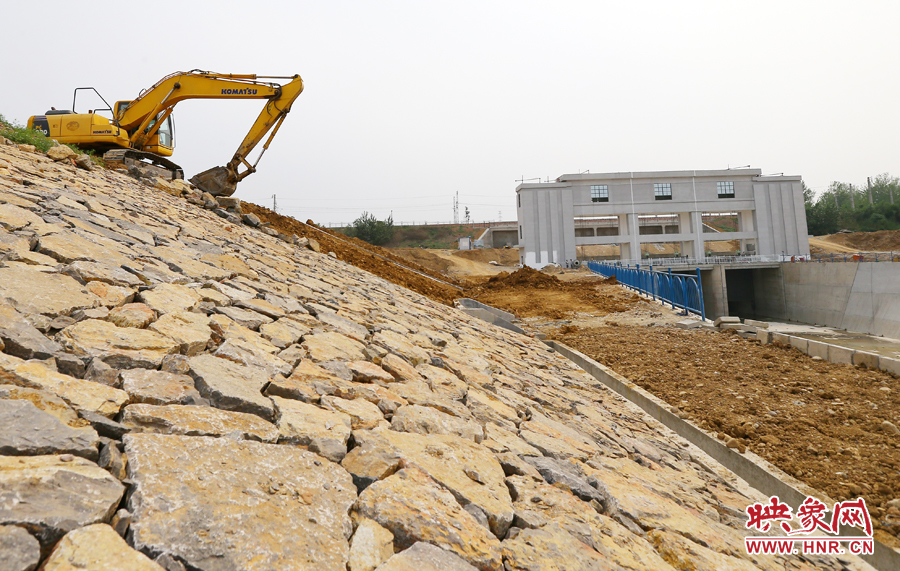 護(hù)堤上挖掘機(jī)進(jìn)行著最后的整理工作 護(hù)堤上挖掘機(jī)進(jìn)行著最后的整理工作