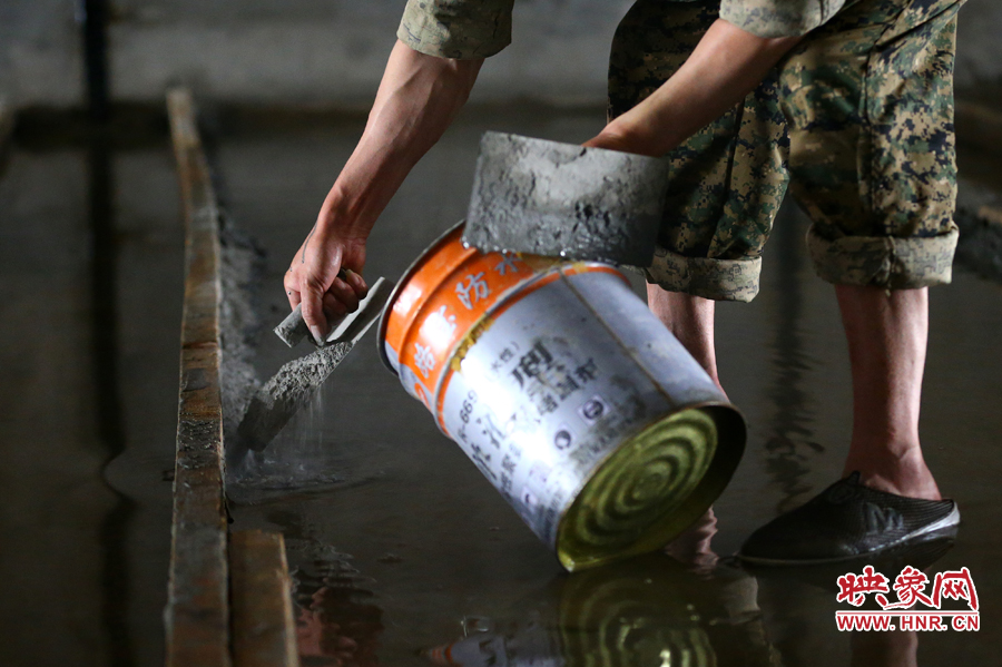 將石灰堆在木圍欄外防止積水滲入 將石灰堆在木圍欄外防止積水滲入