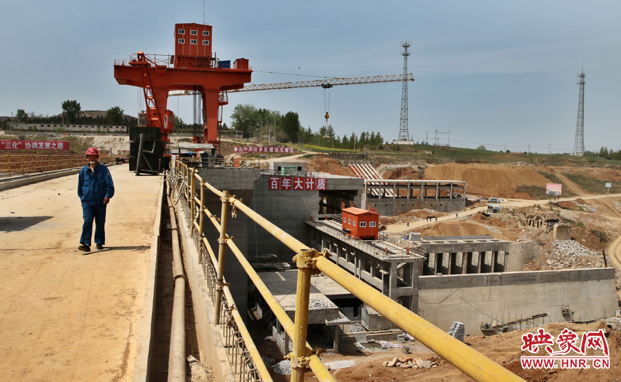 陶岔渠首大壩閘門段機(jī)電設(shè)備正在安裝 陶岔渠首大壩閘門段機(jī)電設(shè)備正在安裝