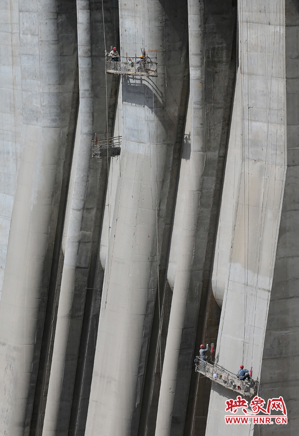 建筑工人在176.6米高的閘壩上施工 建筑工人在176.6米高的閘壩上施工