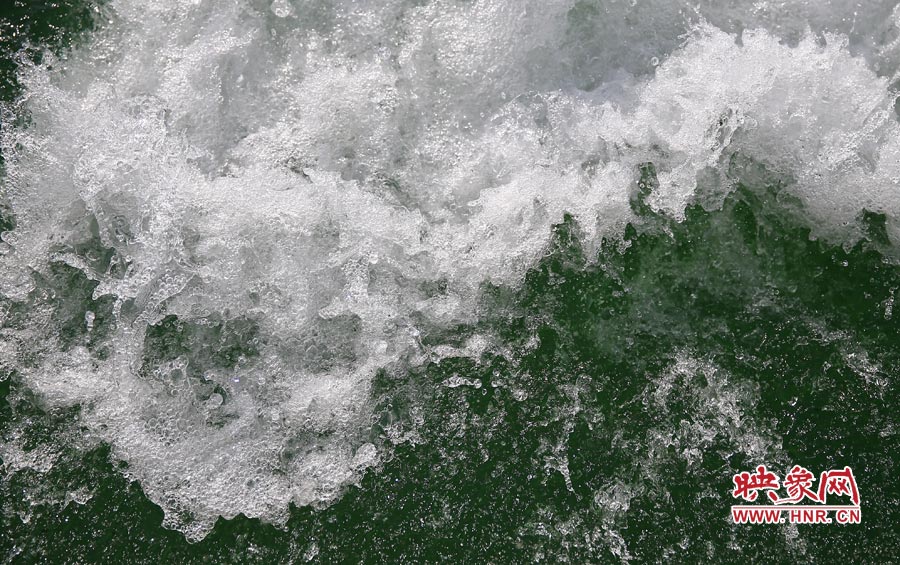 船尾泛起的水花晶瑩剔透 船尾泛起的水花晶瑩剔透