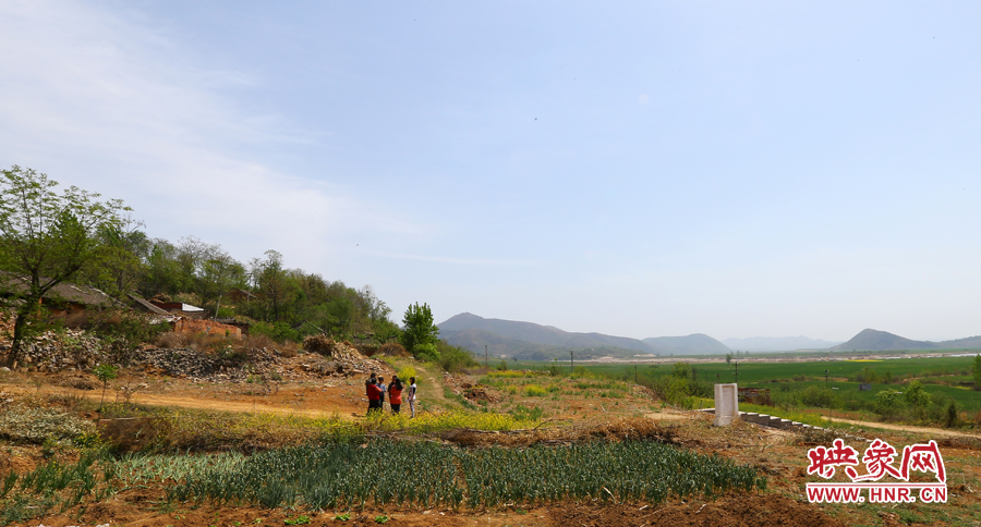 畫面左側(cè)的石井村是個(gè)只有十幾口人的小村,庫區(qū)移民搬遷時(shí)從遠(yuǎn)處低洼處遷到此 畫面左側(cè)的石井村是個(gè)只有十幾口人的小村,庫區(qū)移民搬遷時(shí)從遠(yuǎn)處低洼處遷到此