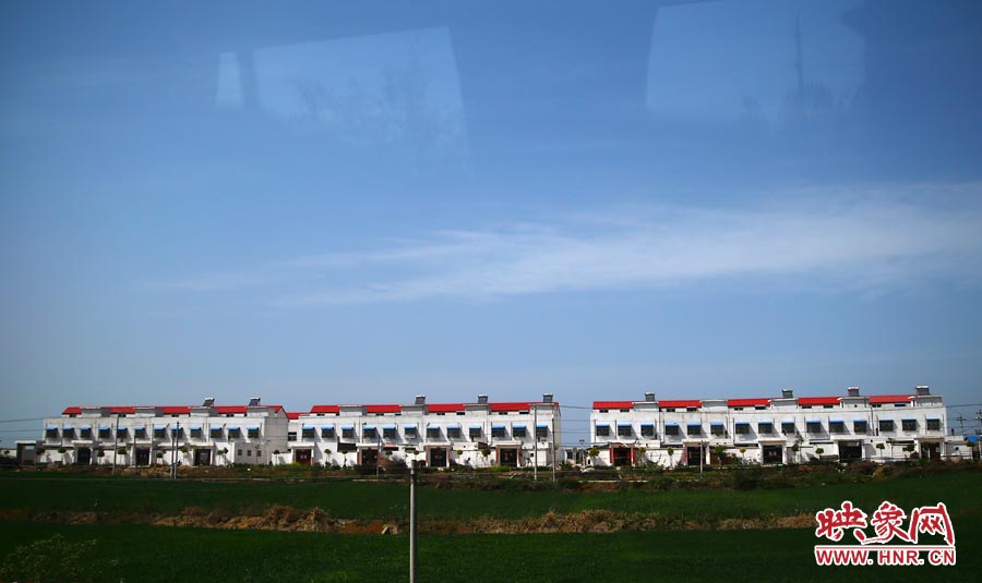 車窗外常能看到漂亮整潔的移民安置房 車窗外常能看到漂亮整潔的移民安置房