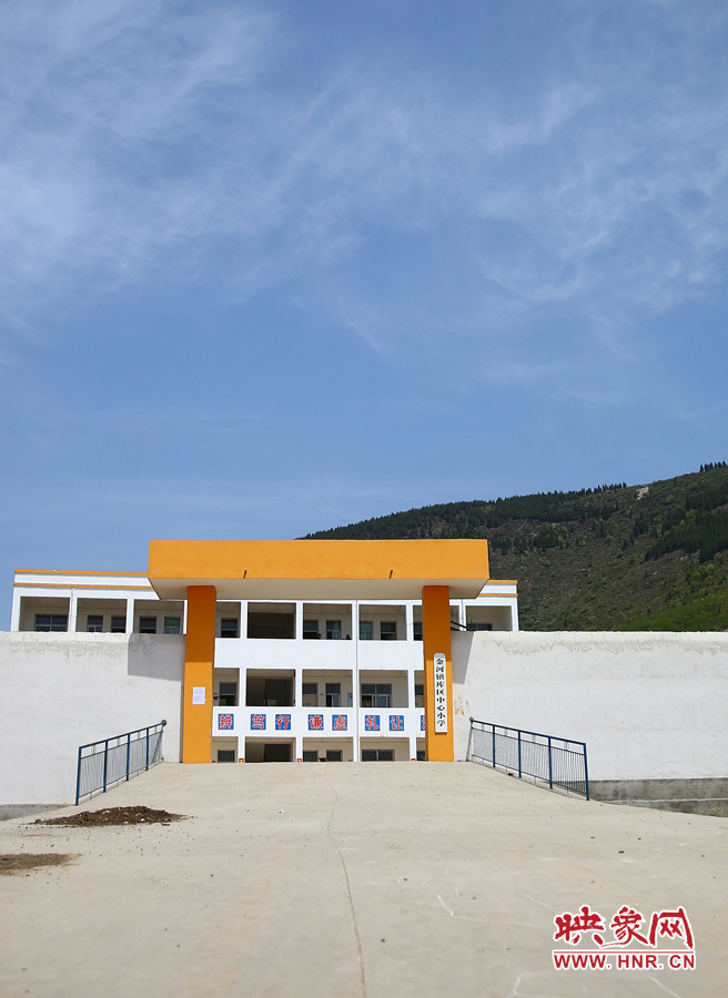 建成不久的金河鎮(zhèn)庫區(qū)中心小學(xué) 建成不久的金河鎮(zhèn)庫區(qū)中心小學(xué)