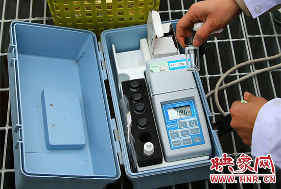 檢驗員正在用儀器檢測水質(zhì) 檢驗員正在用儀器檢測水質(zhì)