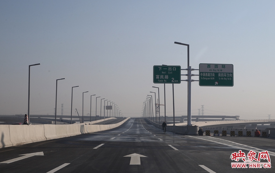 隴海高架往富民路方向和西四環出口。 隴海高架往富民路方向和西四環出口。