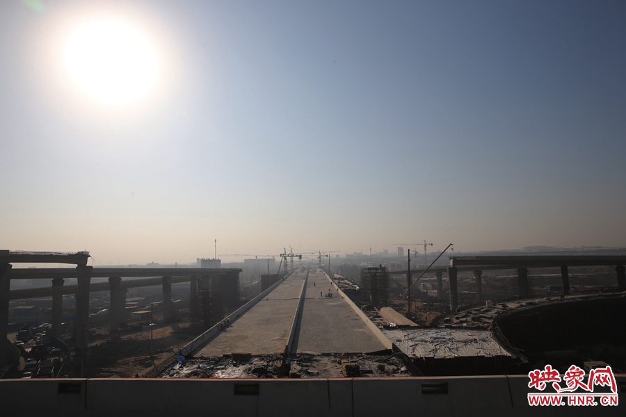 隴海高架從西四環上方通過。 隴海高架從西四環上方通過。