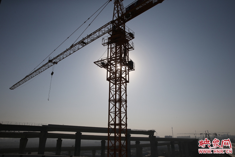 隴海高架與西四環立交仍在緊張施工中。 隴海高架與西四環立交仍在緊張施工中。