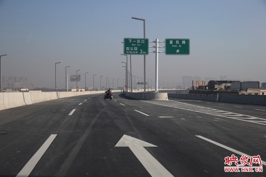 西三環方向與富民路出口。 西三環方向與富民路出口。