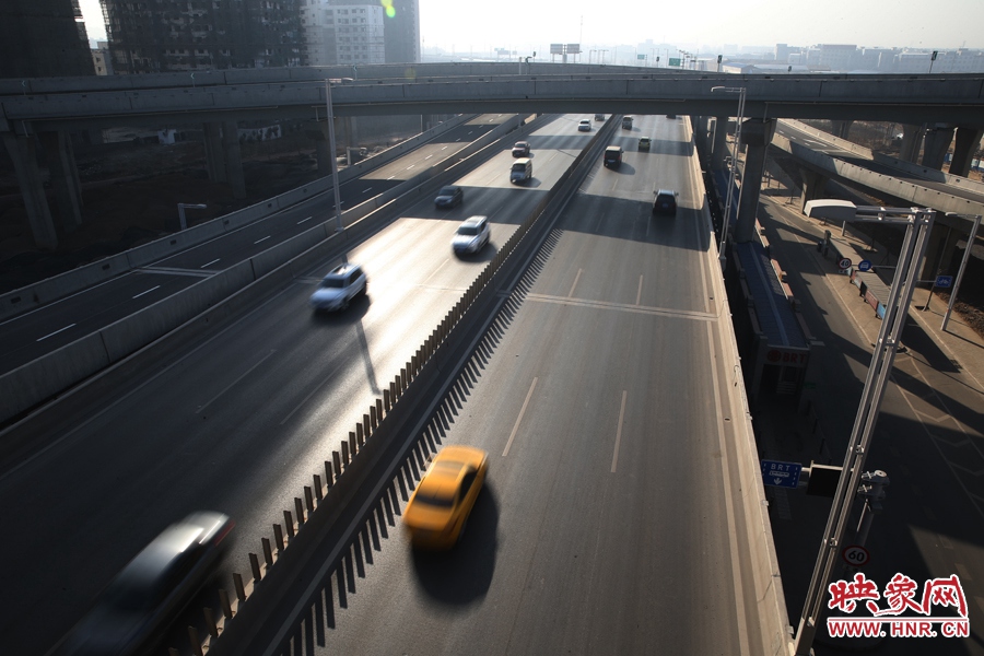 西三環從隴海高架下穿過。 西三環從隴海高架下穿過。