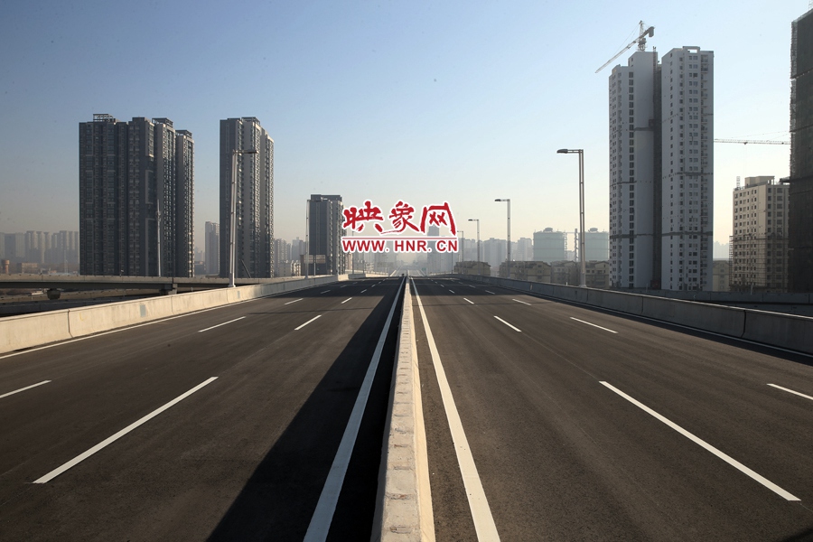 隴海高架過西三環進入市區。 隴海高架過西三環進入市區。