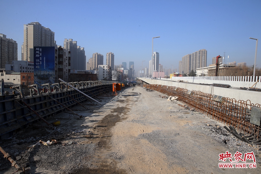 由西向東方向,嵩山南路出口以東,仍在緊張施工中。 由西向東方向,嵩山南路出口以東,仍在緊張施工中。