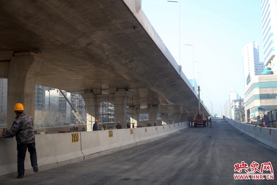 由西向東方向,嵩山南路出口以東,仍在緊張施工中。 由西向東方向,嵩山南路出口以東,仍在緊張施工中。