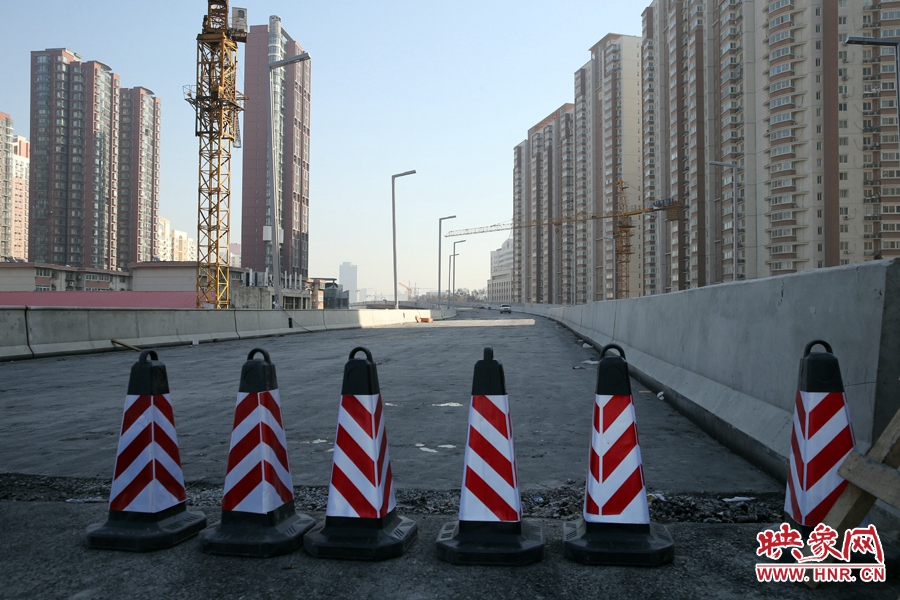 由西向東方向,嵩山南路出口以東,仍在緊張施工中。 由西向東方向,嵩山南路出口以東,仍在緊張施工中。