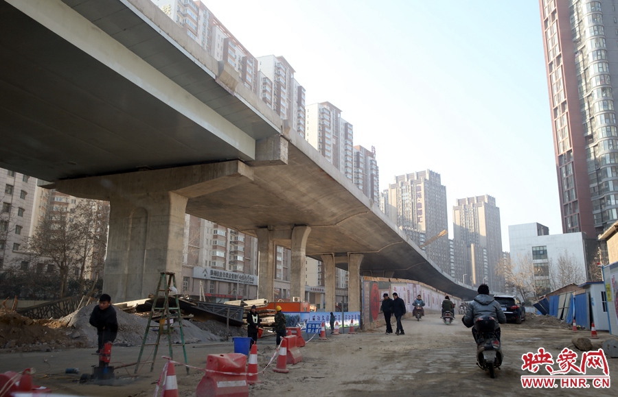 由西向東方向,嵩山南路出口以東,仍在緊張施工中。 由西向東方向,嵩山南路出口以東,仍在緊張施工中。