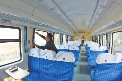 硬座車廂 藍色座套,清清爽爽。 硬座車廂 藍色座套,清清爽爽。