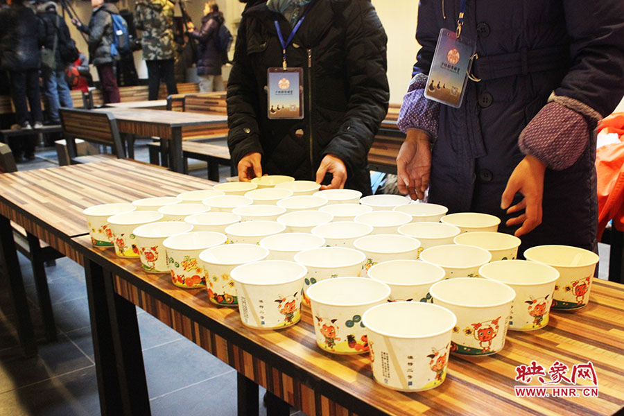 施粥人員準備了一次性飯盒,方便市民攜帶。 施粥人員準備了一次性飯盒,方便市民攜帶。